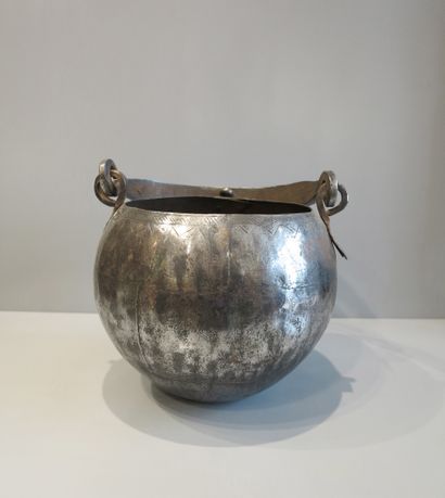 Seau à décor géométrique avec grande anse.

Métal...