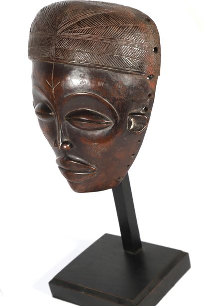 Masque présentant un visage aux yeux en grains...