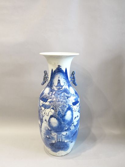 Vase blanc bleu 

Chine

Fêlé, recollé

D21xH57...