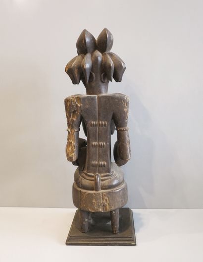 Importante statue représentant une mère tenant...
