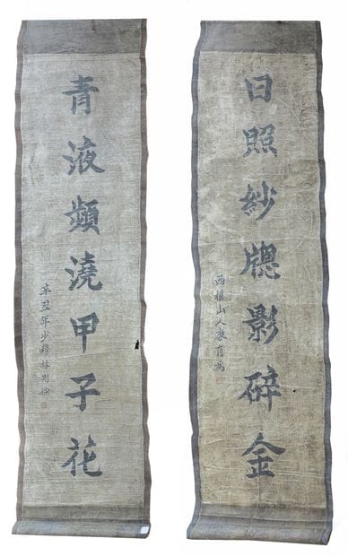Paire de kakemono en rouleau portant une...