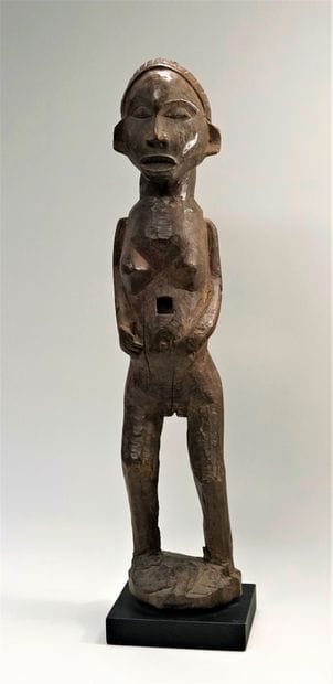 Statue féminine présentée debout, les jambes...