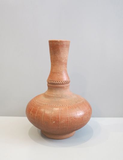 Vase en terre cuite à panse ovoïde et long...