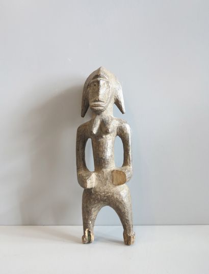 Statuette féminine disproportionnée représentée...