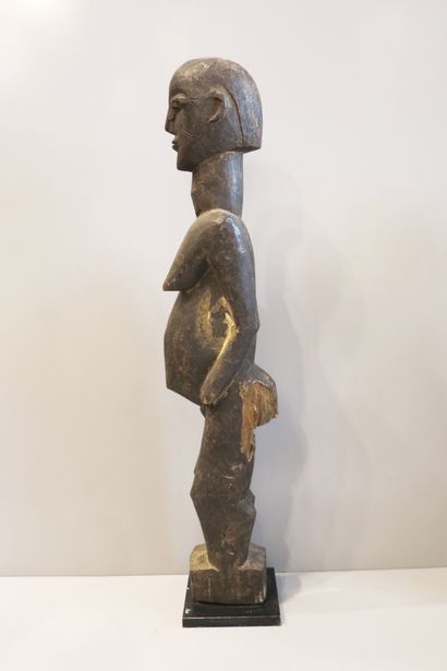 Statue Batéba de type féminin représentée...