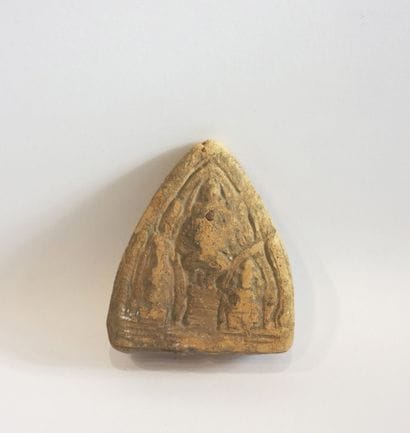 Tablette votive triangulaire en terre cuite...