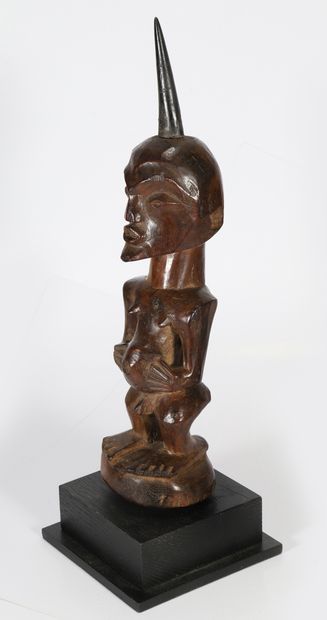 Petit fétiche présentant une figure anthropomorphe...