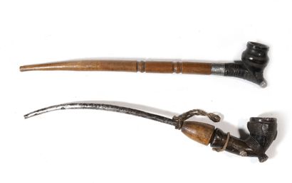 Ensemble de deux pipes, le fourneau en bois,...