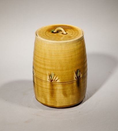 Pot couvert en terre cuite vernissée ambre....