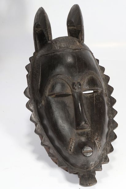Masque de style Yaouré en bois patiné.

...