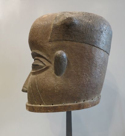 Masque heaume aux yeux mi-clos. Les joues...