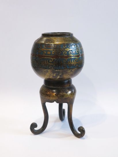 Réceptacle tripode cloisonné en bronze à...