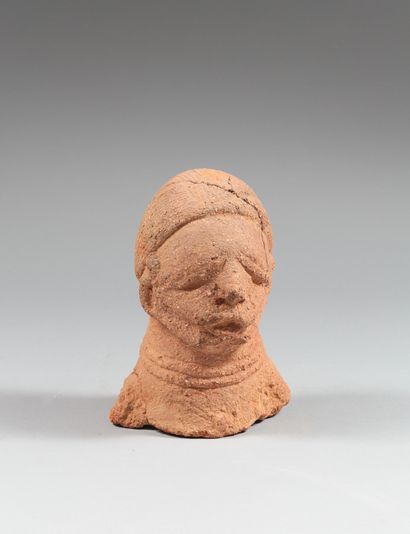 Tête anthropomorphe masculine.

Nigéria,...
