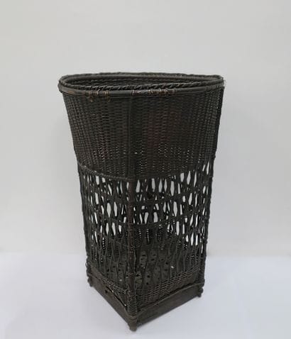 Panier ancien en osier tressé.

Vietnam ...