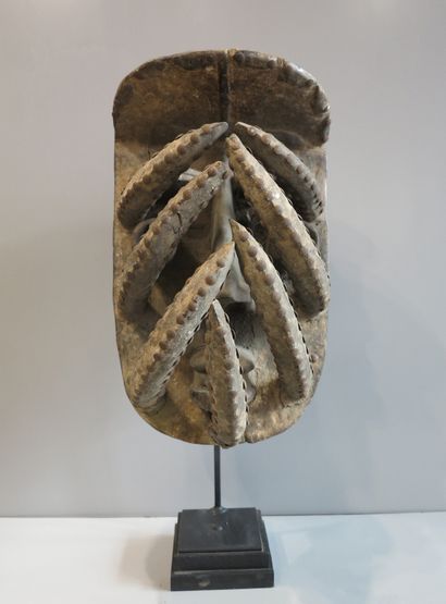 Masque aux traits biscornus fait pour matérialiser...