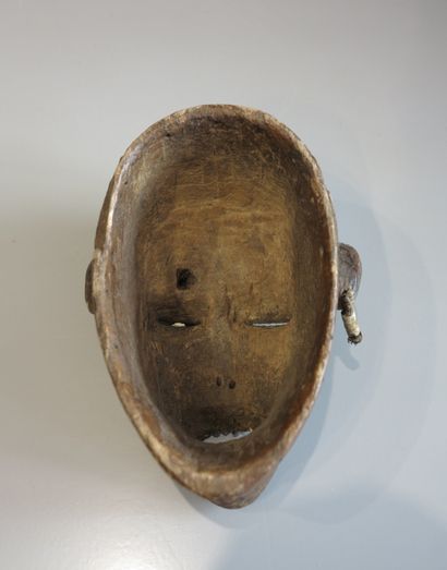 Masque aux yeux larges mis-clos et bouche...