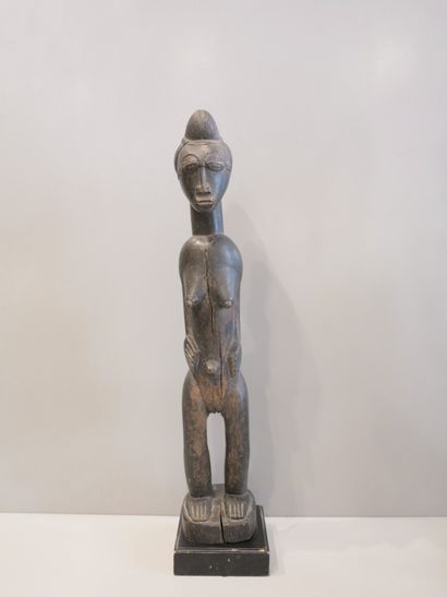 Statuette de maternité représentée debout...