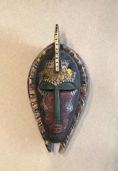 Masque anthropomorphe

Bois réhaussé de couleurs...