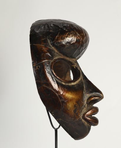 Masque en bois patiné recouvert de cuivre,...