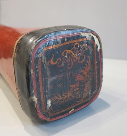 Grand appui-nuque en cuir laqué rouge et...