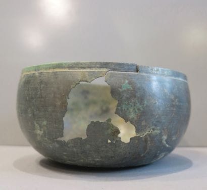 Bol en bronze de fouille. 

Asie du Sud-Est....