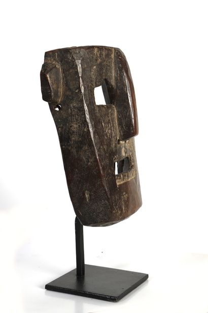 Masque de danse au nez en relief. Bois dur,...