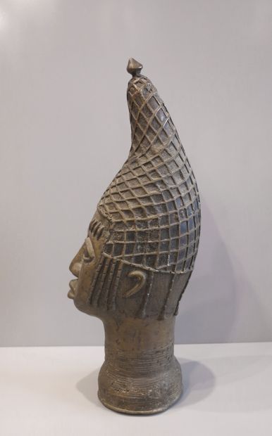 Tête de roi. 

Bronze à la cire perdue

Style...