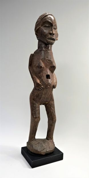 Statue féminine présentée debout, les jambes...