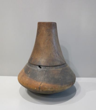 Pot à lait orné d'un décor ondulant et linéaire...