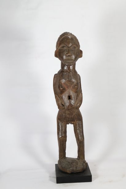 Statue féminine en bois présentée debout,...