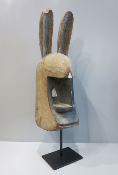 Masque zoomorphe aux longues oreilles dressées...