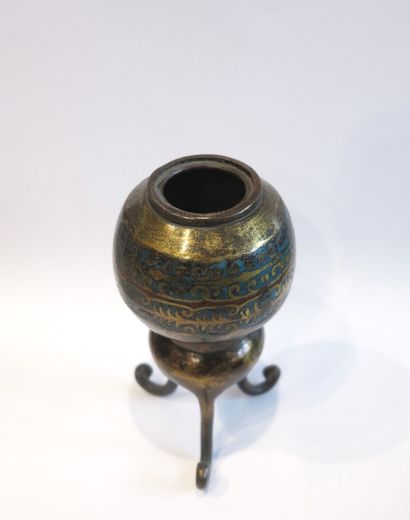 Réceptacle tripode cloisonné en bronze à...