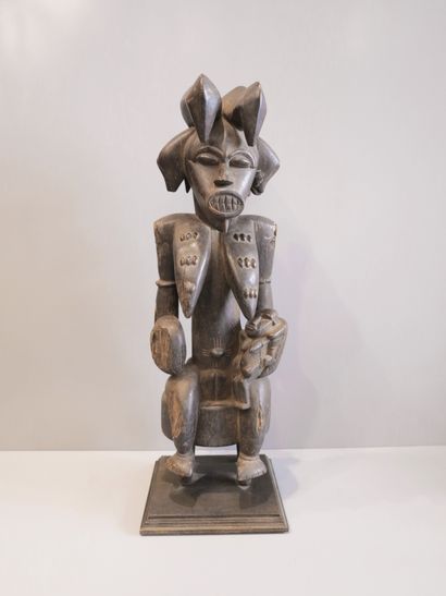 Importante statue représentant une mère tenant...