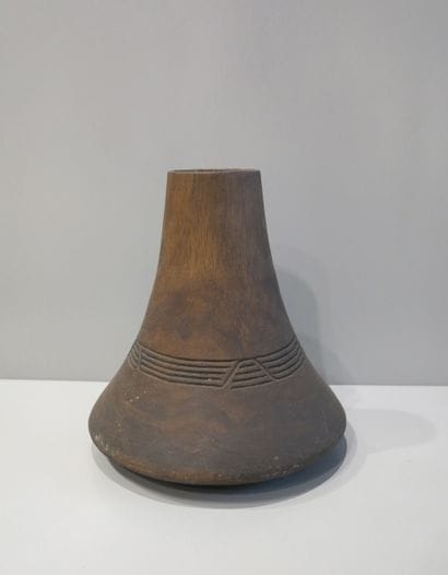 Pot à lait orné d'un décor ondulant et linéaire...