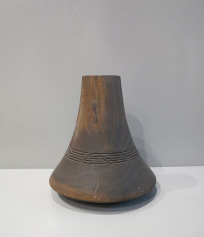 Pot à lait orné d'un décor ondulant et linéaire...