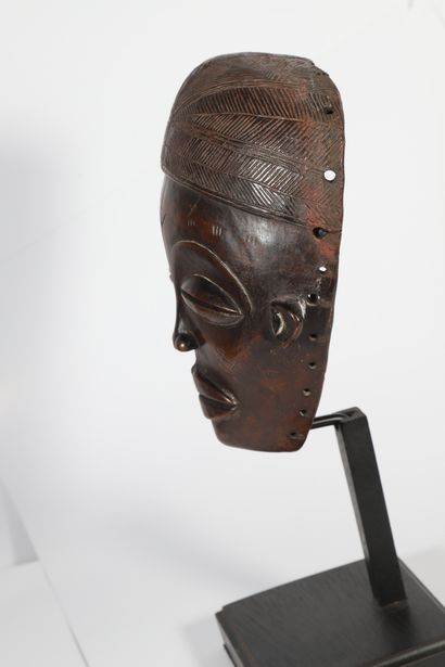 Masque présentant un visage aux yeux en grains...