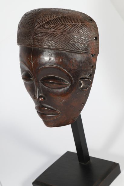 Masque présentant un visage aux yeux en grains...