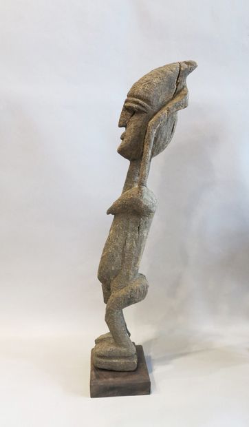Statuette anthropomorphe figurant un personnage...