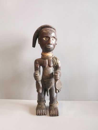 Statuette masculine représentant un musicien-devin....