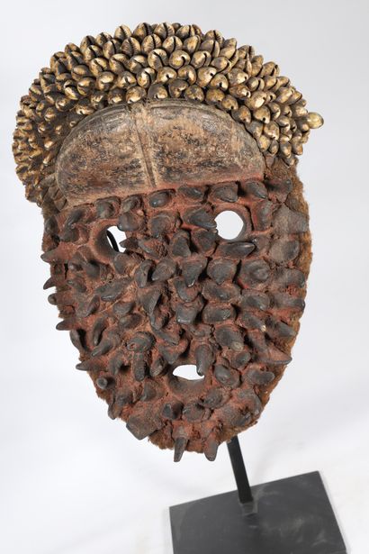 Etonnant masque Dan Guere en bois, le visage...