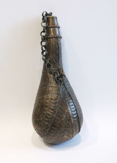 Poire à poudre en métal à motifs géométr...