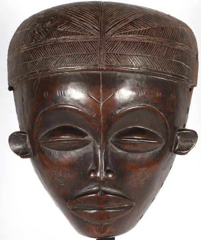 Masque présentant un visage aux yeux en grains...