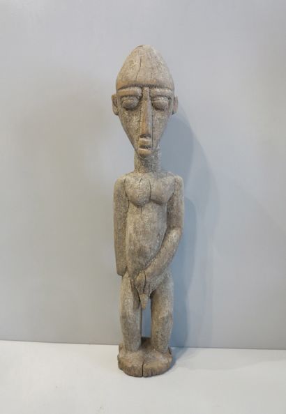 Statue Batéba représentée debout sur une...