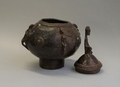 Vase à couvercle en bronze à patine ancienne...