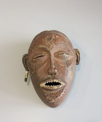Masque aux yeux larges mis-clos et bouche...