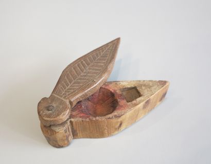 Boîte à Tikka en bois en forme de feuille.

Inde,...