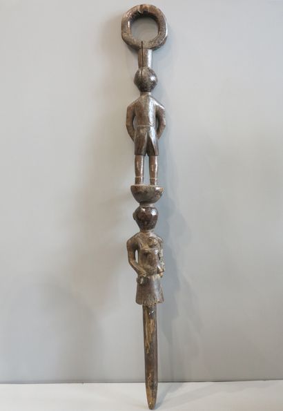Sceptre décoré d’un couple, la femme porte...