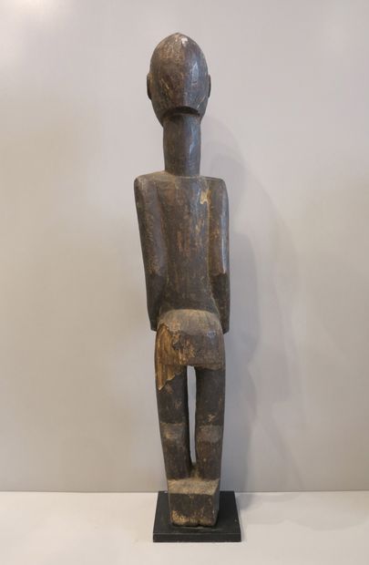 Statue Batéba de type féminin représentée...