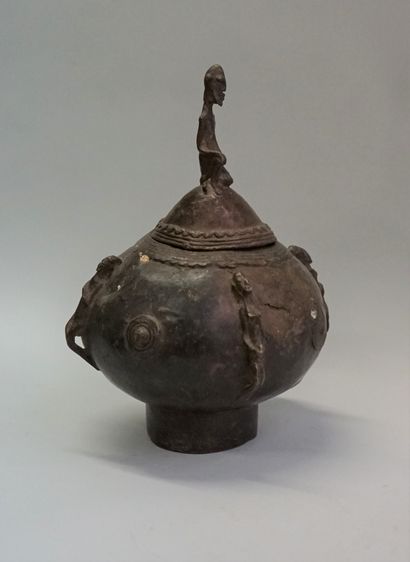 Vase à couvercle en bronze à patine ancienne...