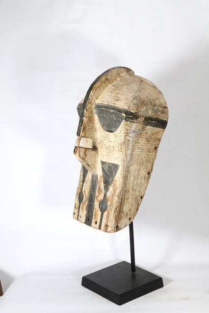Masque de danse initiatique kifwebe présentant...